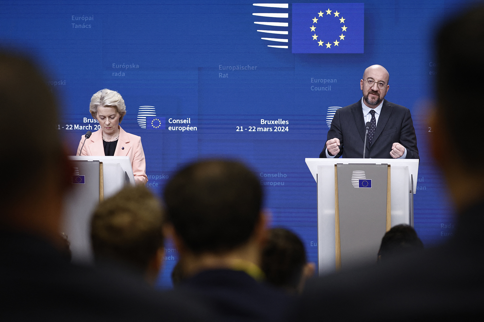 EU-Kommissionspräsidentin Ursula von der Leyen und EU-Ratspräsident Charles Michel nach dem ersten Tag des EU-Gipfels in Brüssel