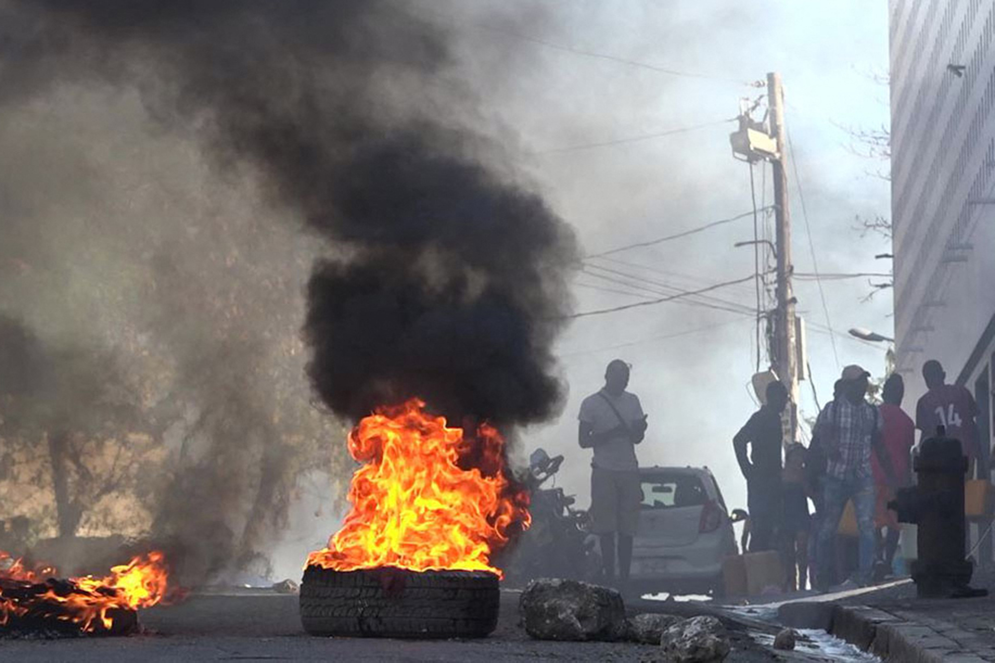 Brennende Reifen in der Nähe des Hauptgefängnisses in der Hauptstadt Haitis, Port-au-Prince, nach dem Ausbruch einer großen Anzahl an Häftlingen (Bild: Luckenson Jean/AFPTV/AFP)
