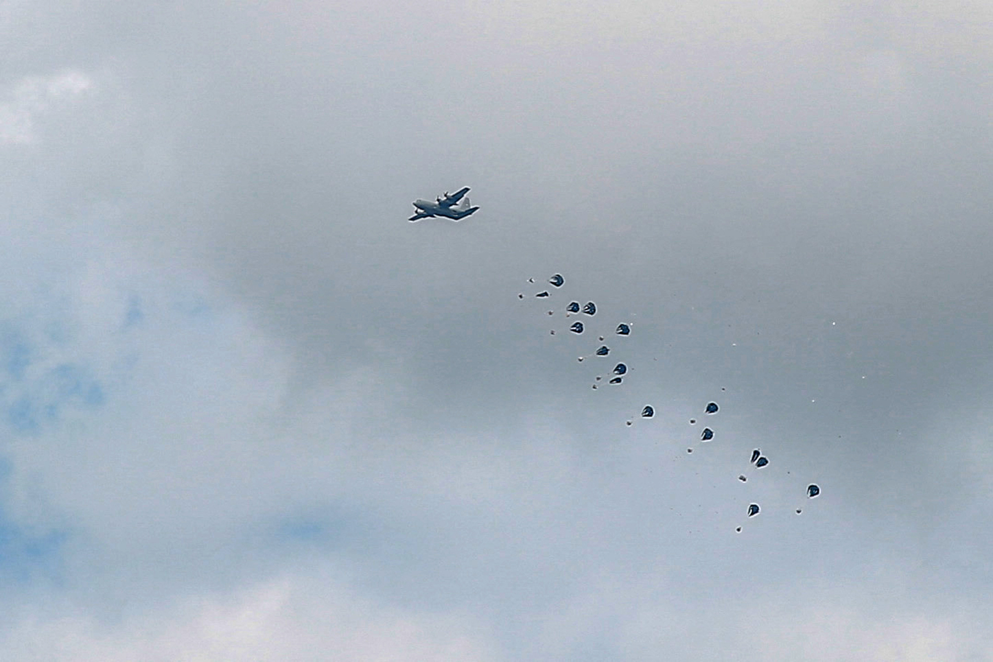 Hilfslieferungen aus der Luft für die notleidende Bevölkerung im Gazastreifen (Bild: AFP)