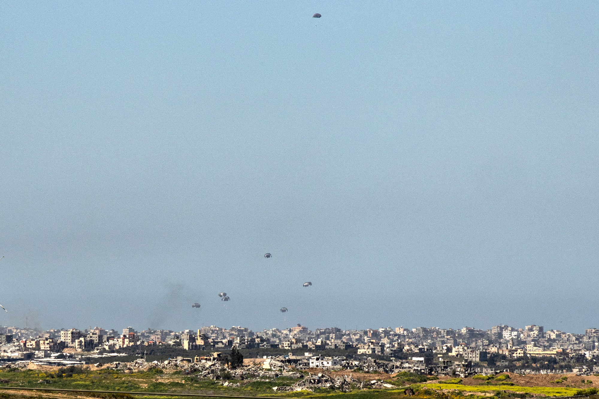 Hilfslieferungen werden über dem Gazastreifen abgeworfen (Bild: Nicolas Garcia/AFP)