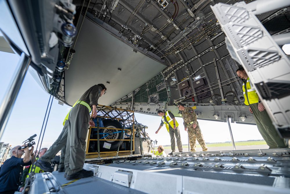 Transportflugzeug bricht nach Jordanien auf (Bild: Jonas Roosens/Belga)