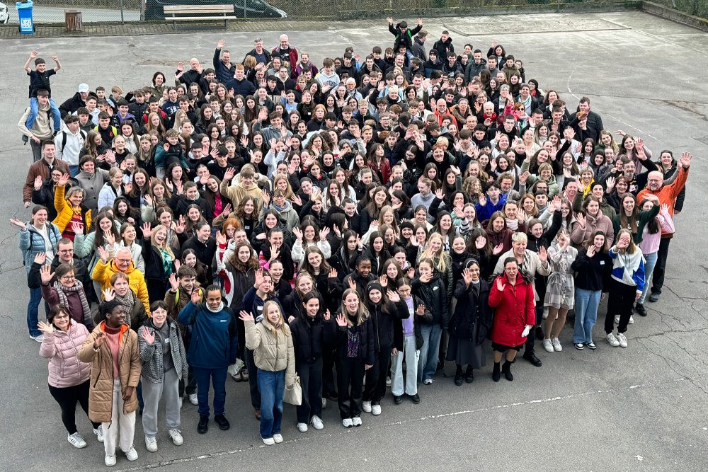 "Minis on tour": Messdiener stimmen sich in der Maria-Goretti-Schule in St. Vith auf Romwallfahrt ein (Bild: Michaela Brück/BRF)