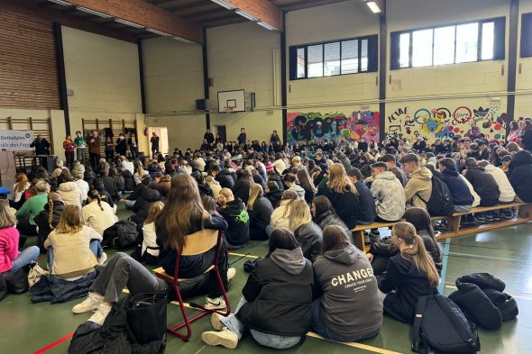 "Minis on tour": Messdiener stimmen sich in der Maria-Goretti-Schule in St. Vith auf Romwallfahrt ein (Bild: Michaela Brück/BRF)
