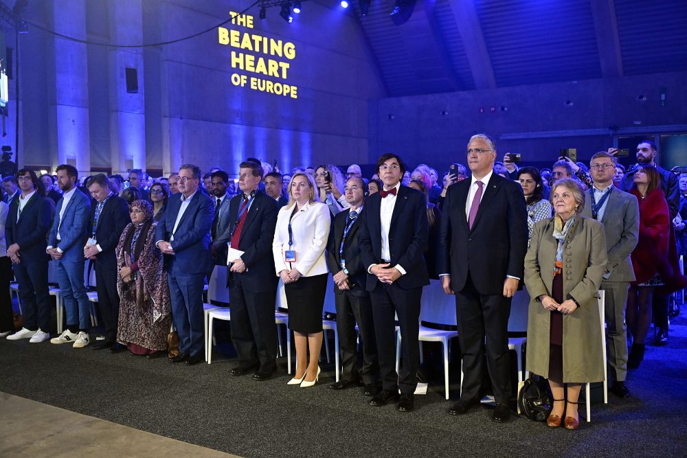 Elio Di Rupo, Ministerpräsident der Wallonischen Region, Vasco Alves Cordeiro, Präsident des Europäischen Ausschusses der Regionen, und EU-Kommissarin Elisa Ferreira beim Europäischen Gipfel der Regionen und Städte der Europäischen Union in Mons