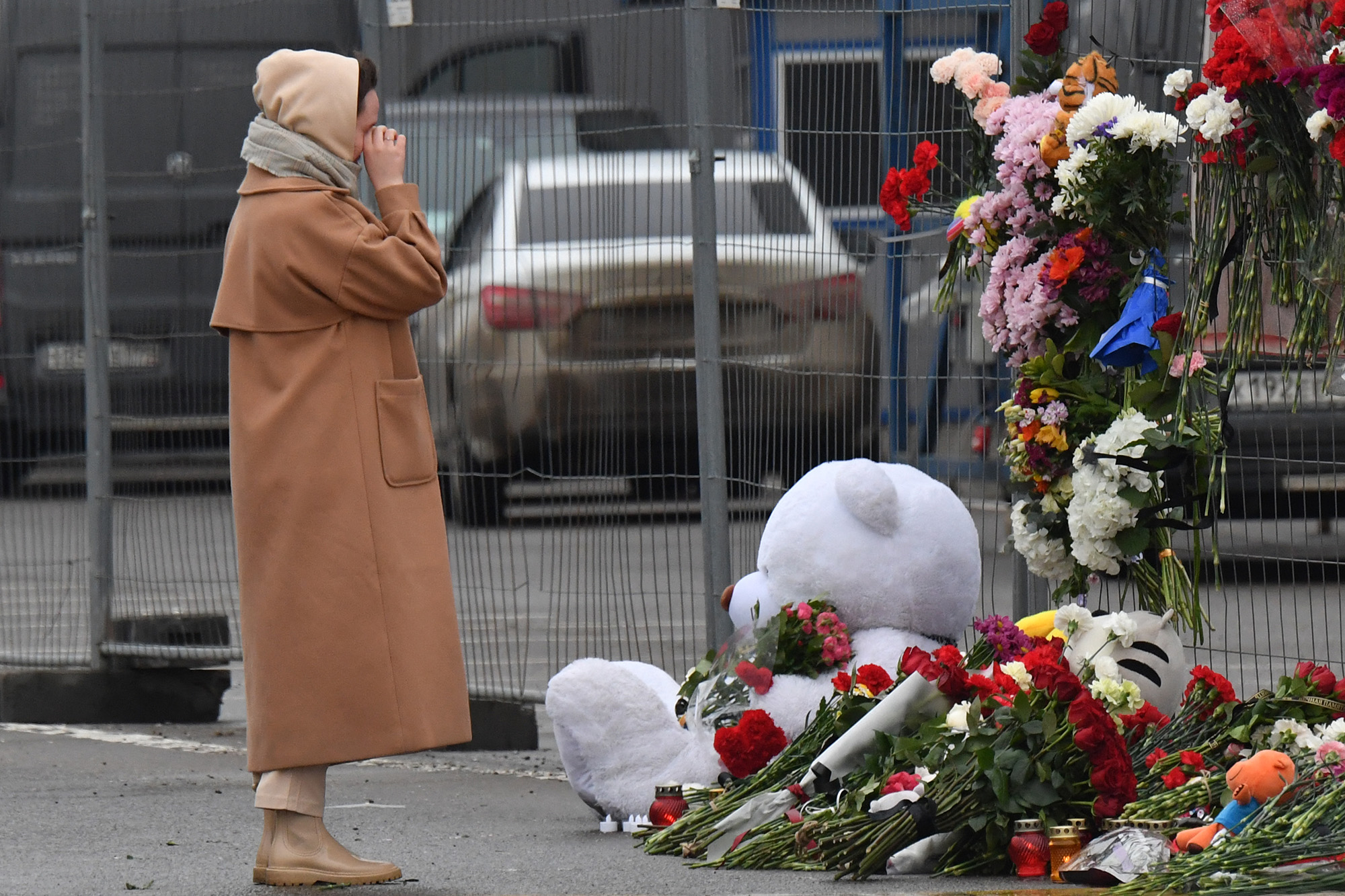 Blumen, Kerzen und Plüschtiere in Gedenken an die Opfer des Terrorangriffs vor der Konzerthalle bei Moskau