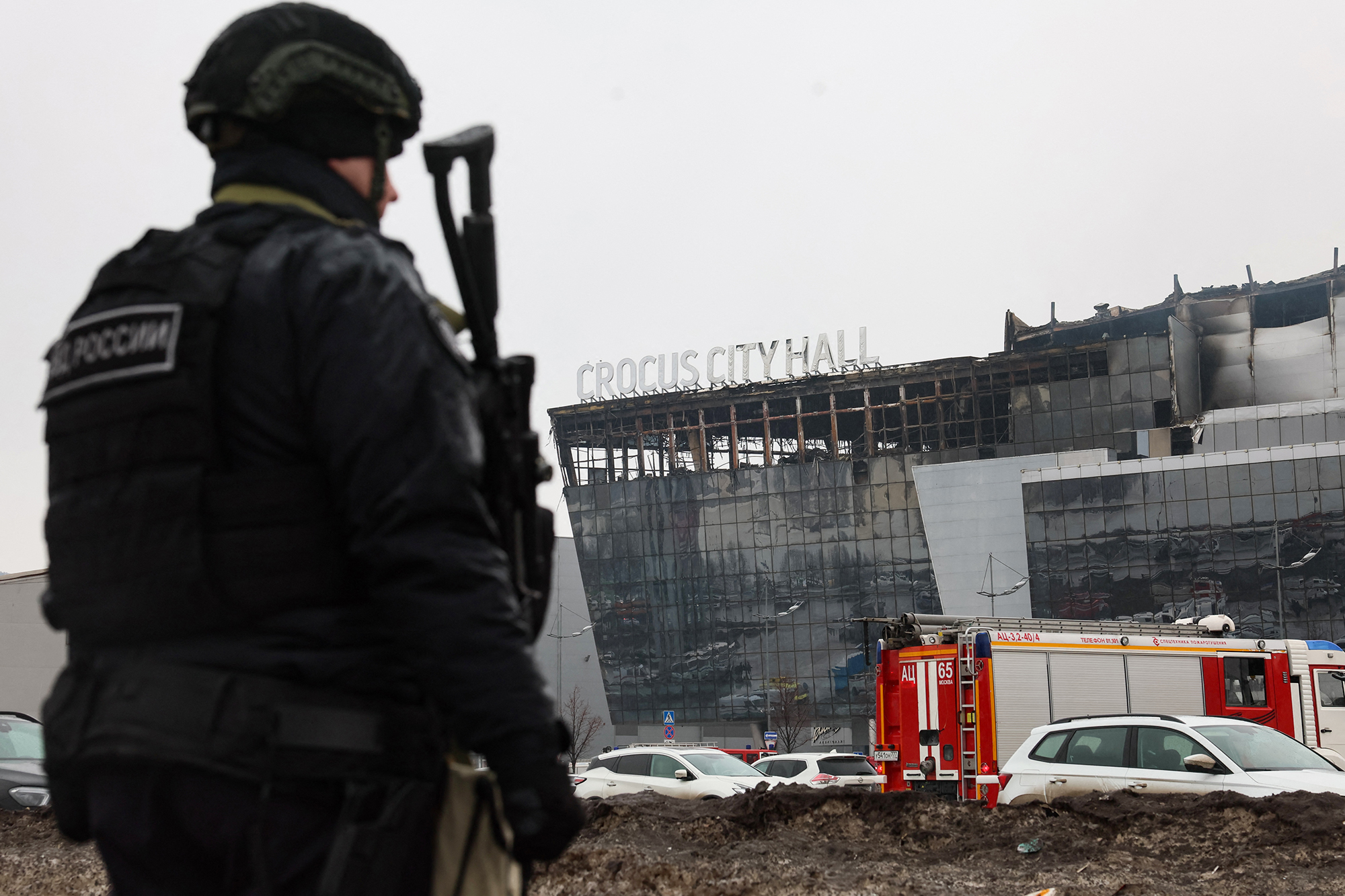 Polizist vor der Konzerthalle bei Moskau