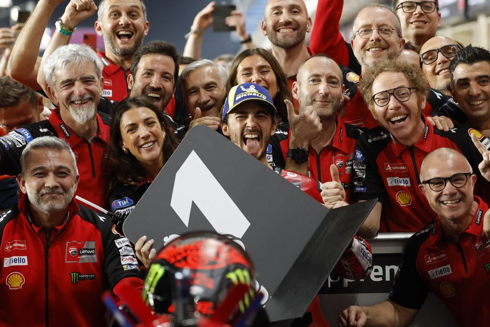 Francesco "Pecco" Bagnaia (Mitte) und sein Team feiern den erfolgreichen Start in die Mission Titelverteidigung (Bild: Karim Kaafar/AFP)