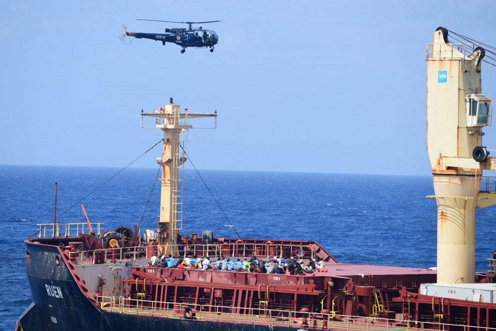 Ein Hubschrauber der indischen Marine über fliegt über dem zurückeroberten maltesischen Schiff "MV Ruen"