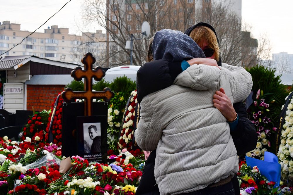 Trauernde am Grab von Nawalny in Moskau (Bild: Olga Maltseva/AFP)