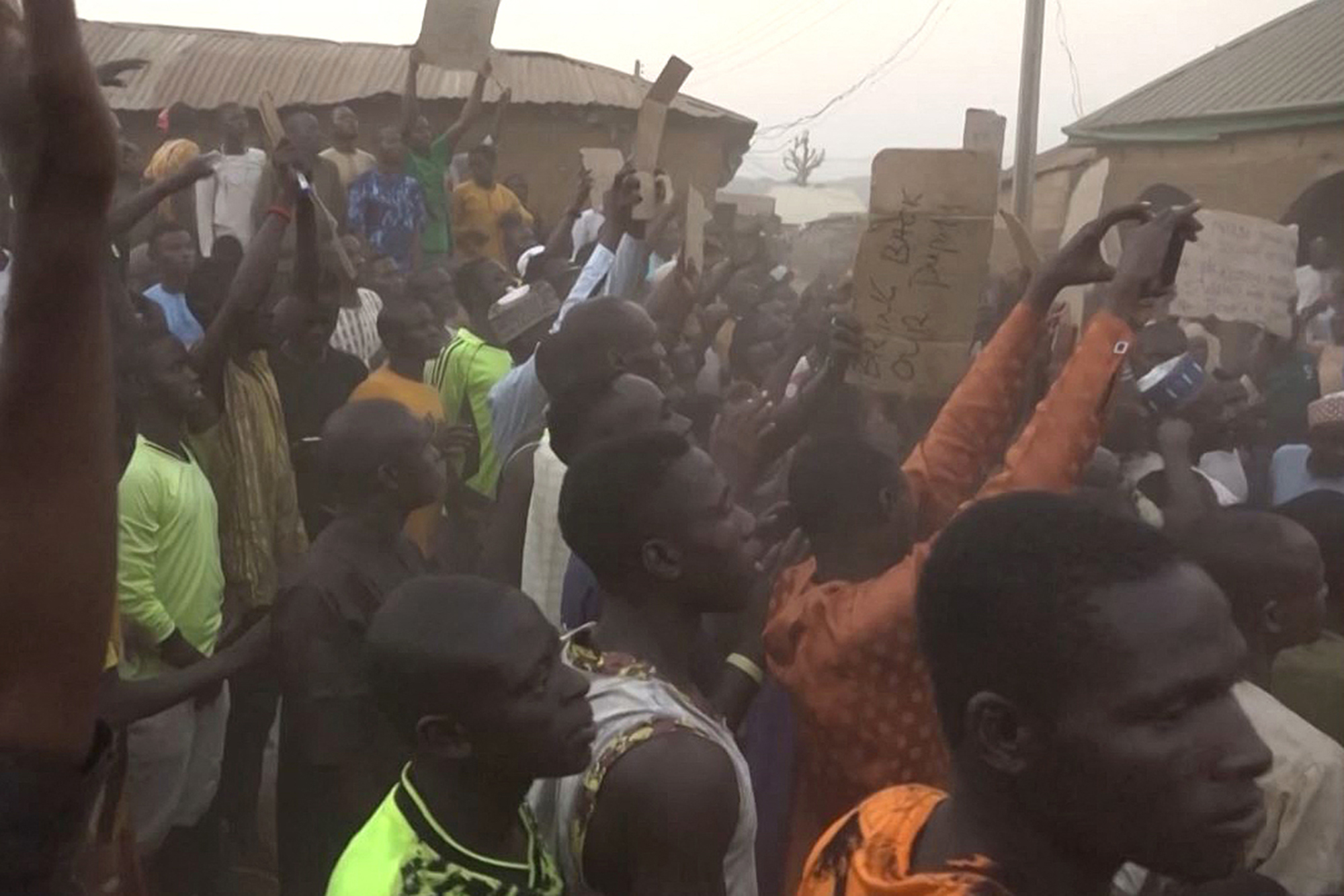 Familien der entführten Schüler während des Besuchs des Gouverneurs des Bundesstaates Kaduna, Uba Sani (Bild: AFPTV/AFP)