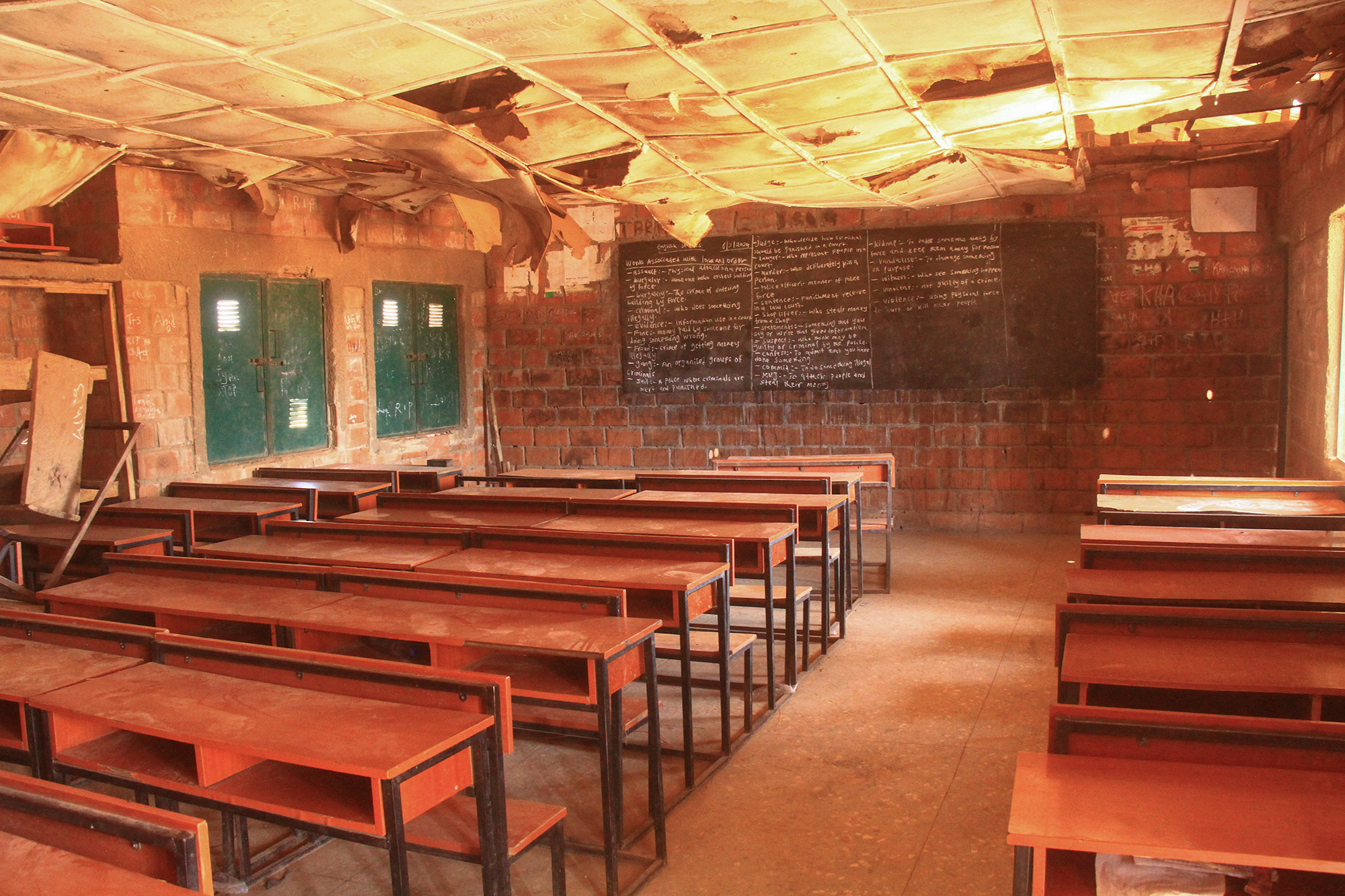 Klassenzimmer einer nigerianischen Schule, aus der Kinder von Terroristen verschleppt wurden