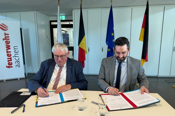 Die Gesundheitsminister Karl-Josef Laumann und Antonios Antoniadis unterzeichnen die Vereinbarung zu den grenzüberschreitenden Noteinsätzen