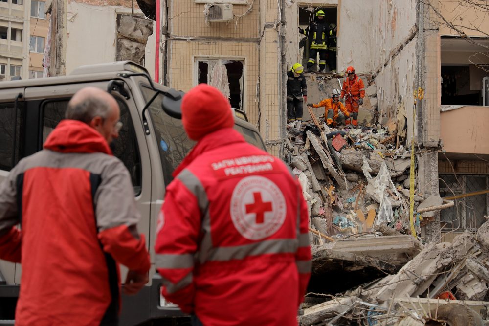 Rettungskräfte am Samstag vor dem getroffenen Wohnhaus in Odessa (Bild: Oleksandr Gimanov/AFP)