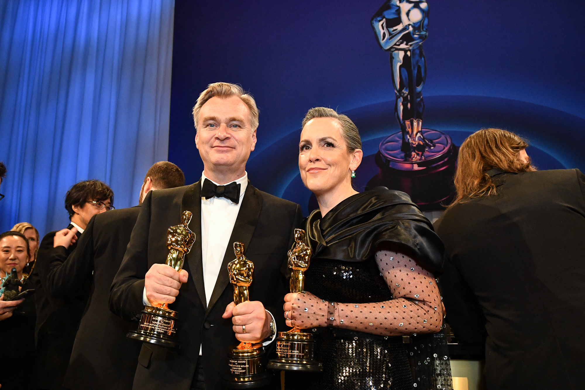 Regisseur Christopher Nolan und Produzentin Emma Thomas gewinnen mit "Oppenheimer" den Oscar für den besten Film (Bild: Valerie Macon / AFP)