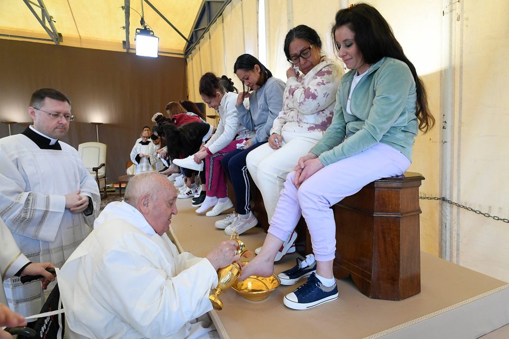 Papst Franziskus beim Ritual der Fußwaschung am Gründonnerstag in einem Gefängnis in Rom