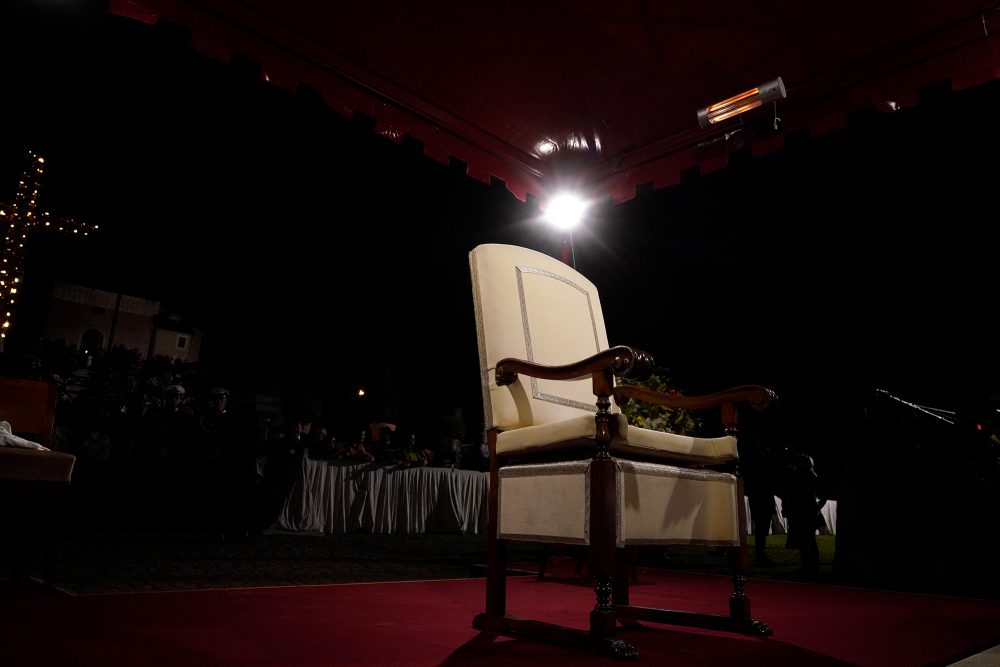 Der leere Papststuhl vor dem Kolosseum in Rom