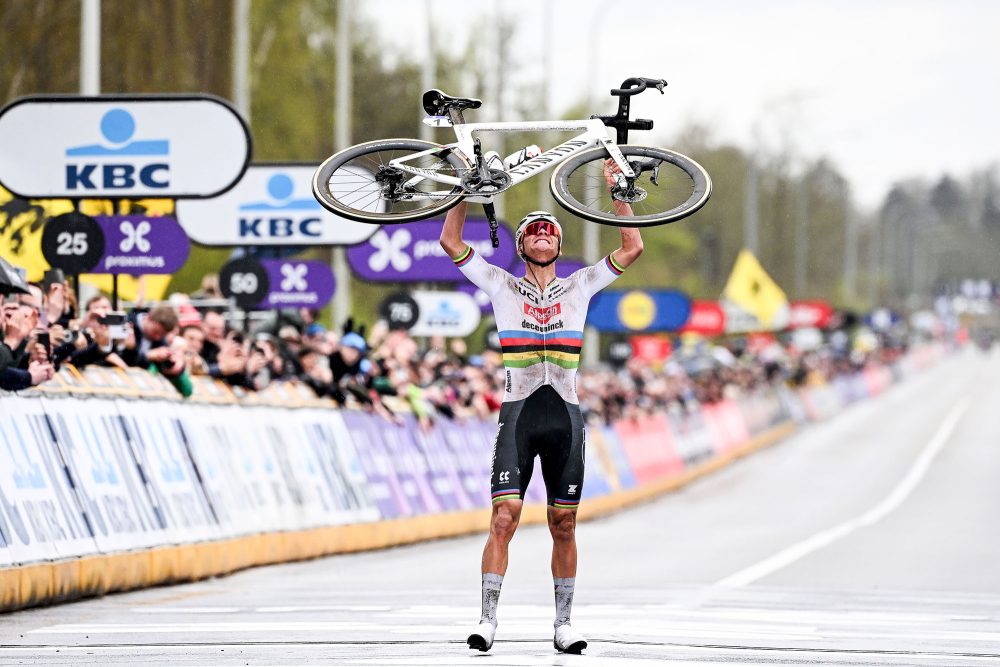 Mathieu van der Poel gewinnt die Flandernrundfahrt