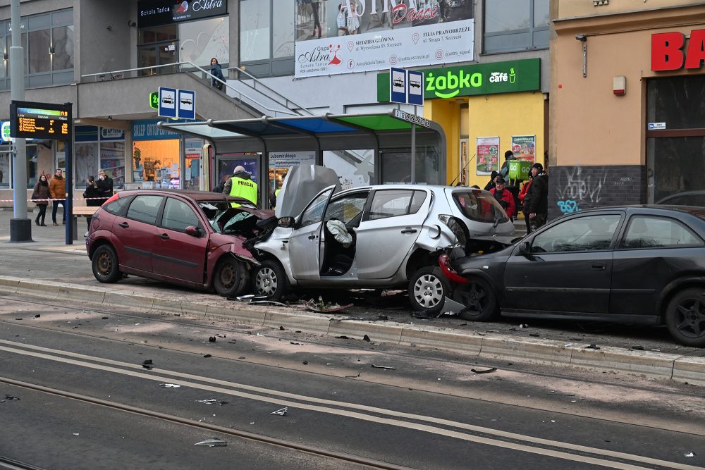 Der Autofahrer raste in eine Menschenmenge, die eine Straße überquerte (Bild: STR/AFP)