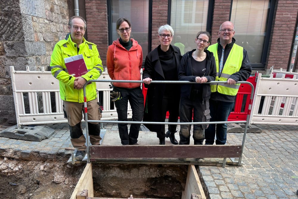 Stellten den archäologischen Fund in der Pontstraße vor: (vl.) Stadtbaurätin Frauke Burgdorff, Stadtarchäologe Andreas Schaub, Regionetz-Projektleiter Ralf Jansen und Dr. Donata Kyritz von sk ArcheoConsult