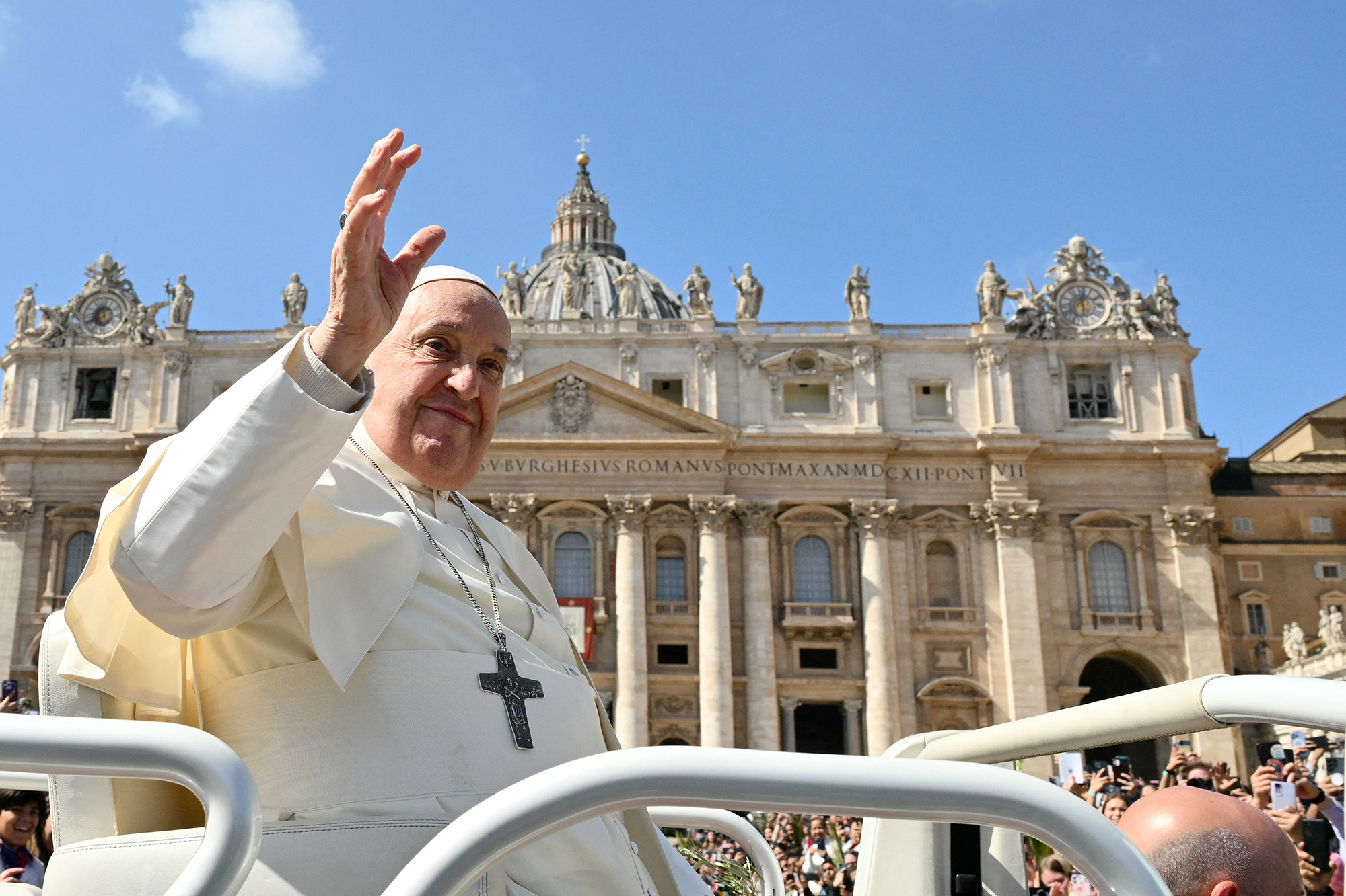 Papst Franziskus nach der Palmsonntags-Messe auf dem Petersplatz