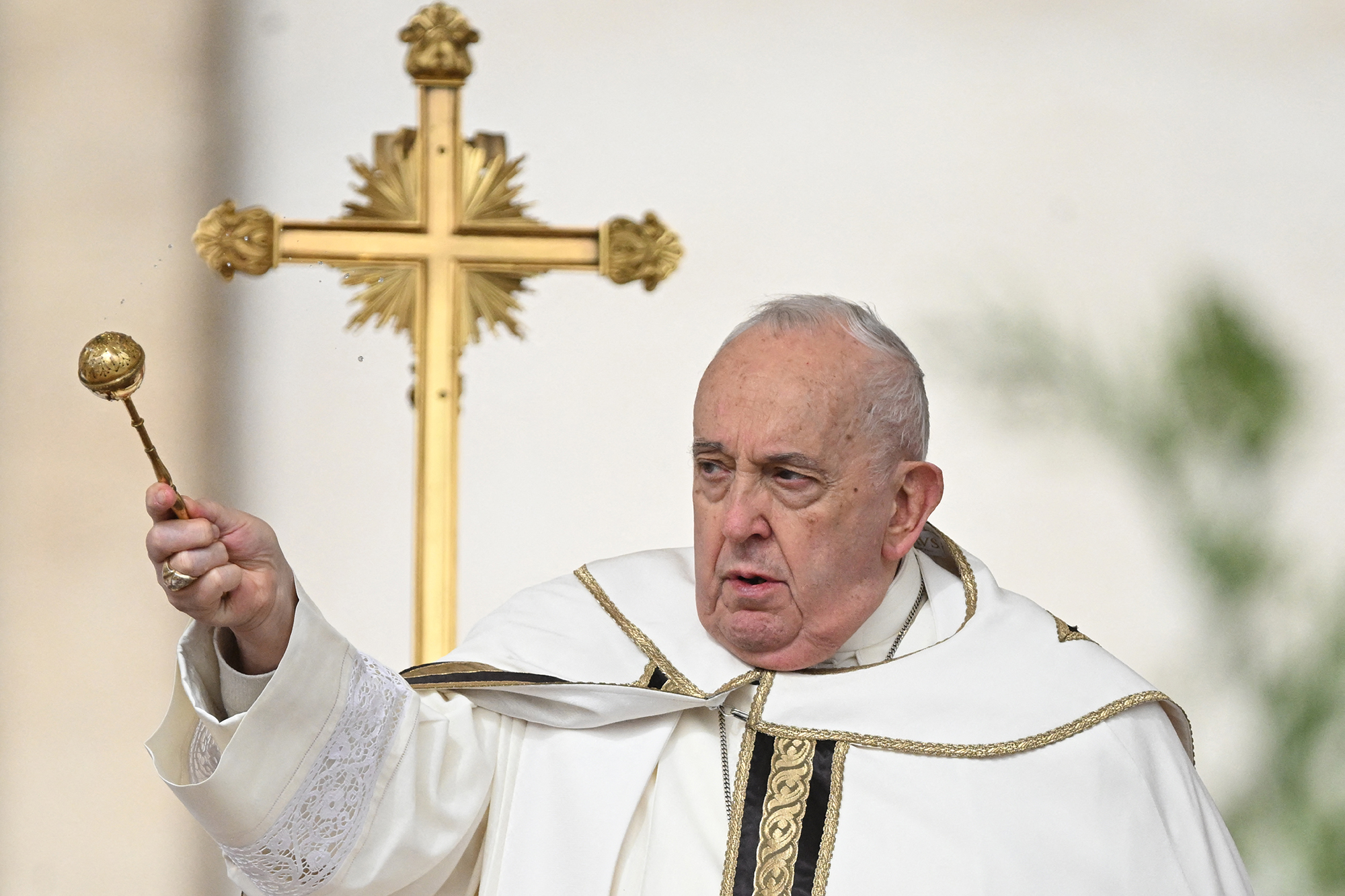 Papst Franziskus feiert die Messe zum Ostersonntag