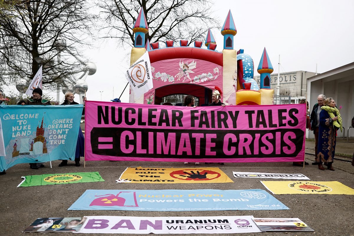 Demonstranten haben in der Nähe des Eingangs zum Brüsseler Expo-Kongresszentrum gegen den Kernenergie-Gipfel protestiert