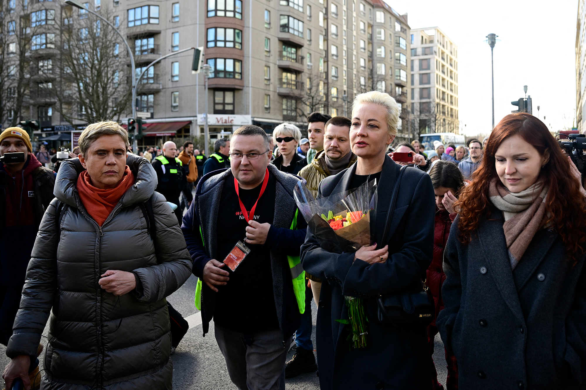 Julia Nawalnaja (2. v.r.), die Witwe des verstorbenen Kreml-Oppositionsführers Alexej Nawalny, bei einer Kundgebung in der Nähe der russischen Botschaft in Berlin