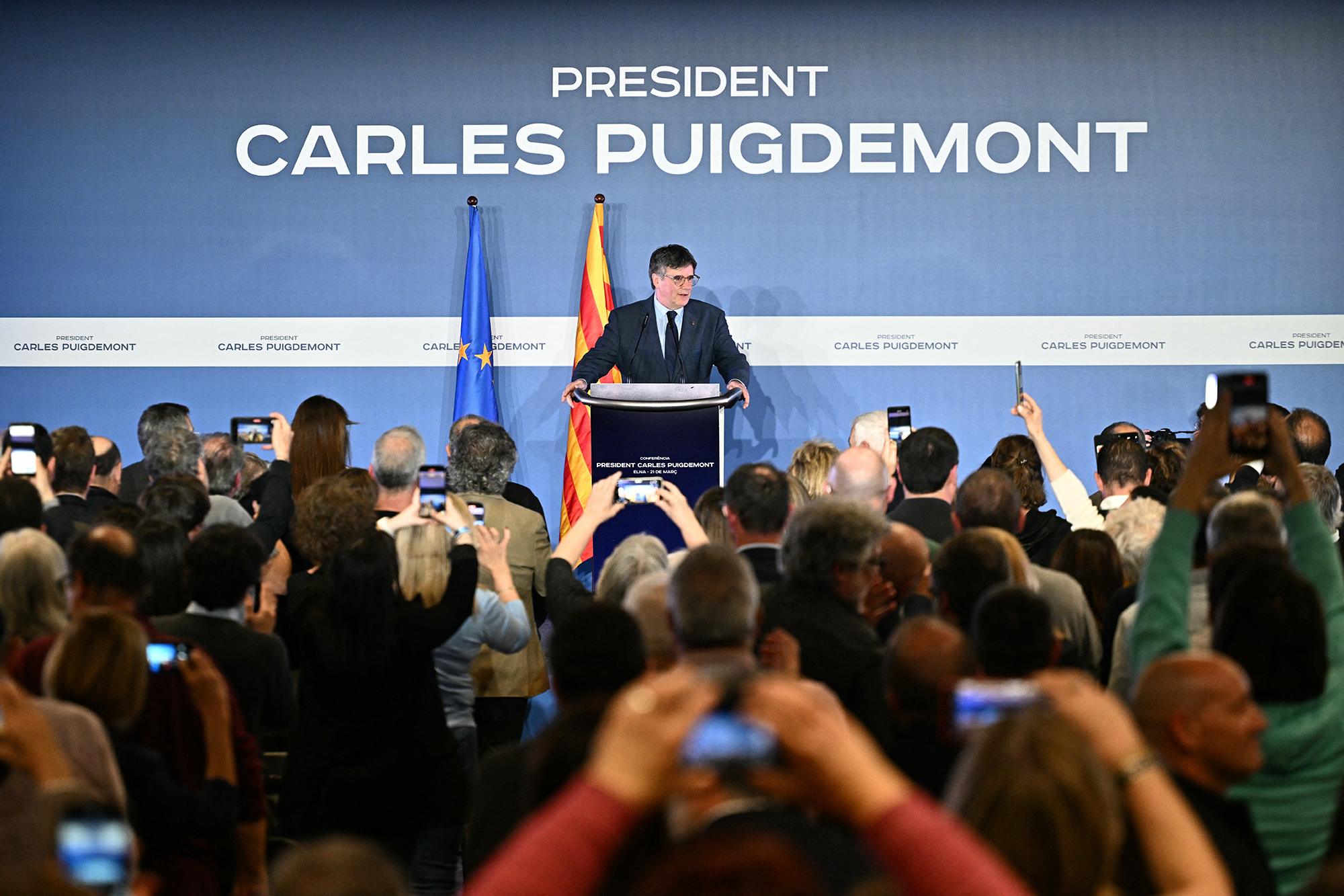 Carles Puigdemont bei der Rede in Elne (Bild: Lionel Bonaventure/AFP)