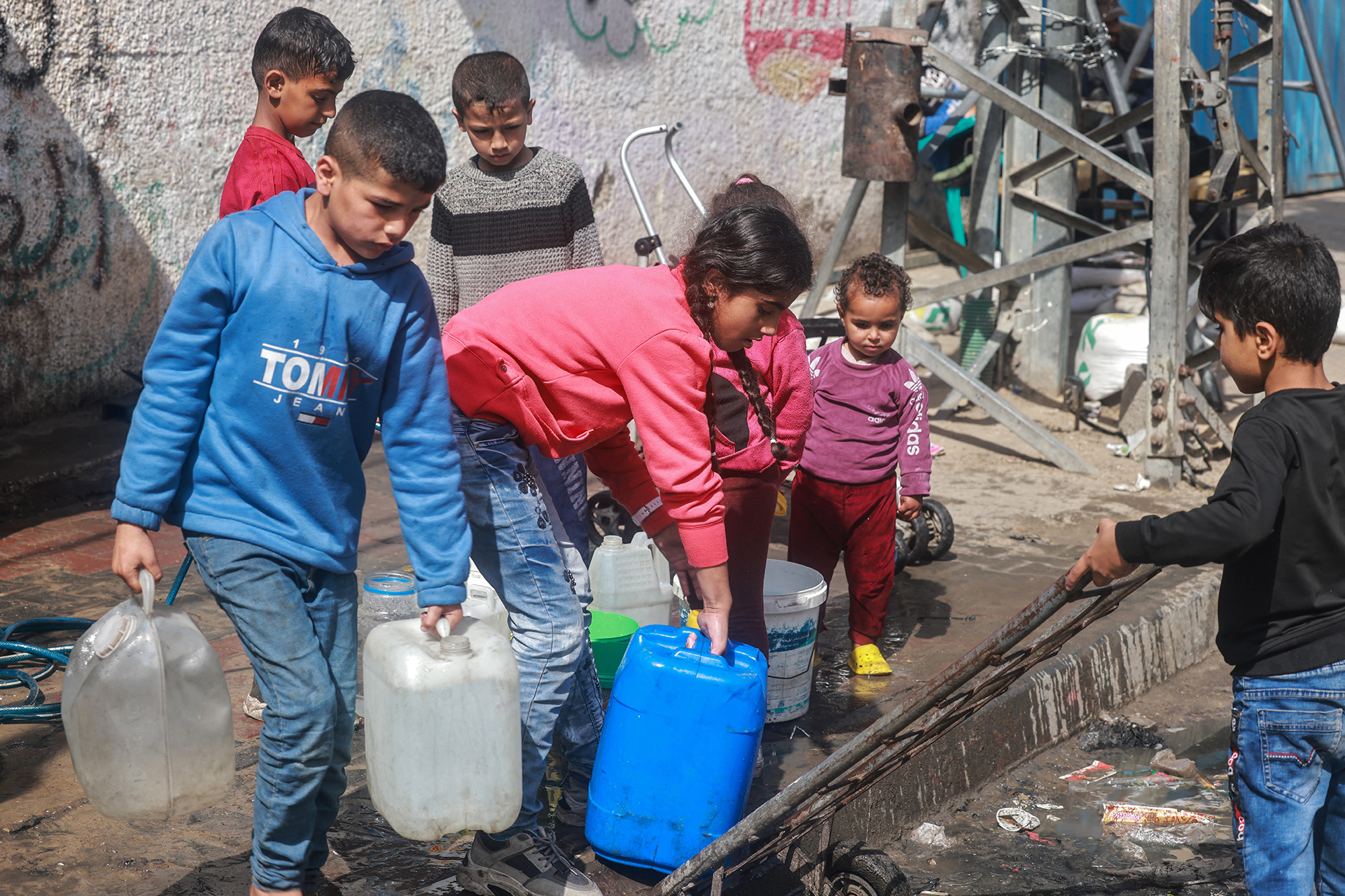 Kinder besorgen Wasser in Rafah