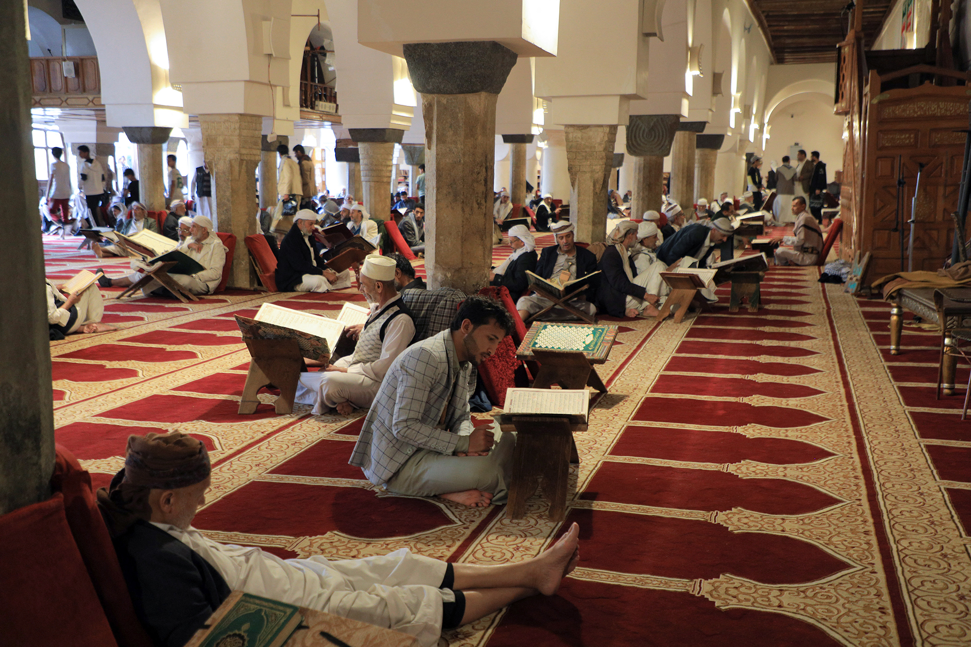 Fastenmonat Ramadan: Gläubige beten in einer Moschee in Sanaa (Bild: Mohammed Huwais/AFP)
