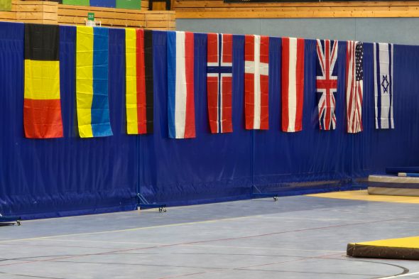 Flaggen der teilnehmenden Nationen bei den "International Belgian Open" im Rhönrad in Eupen