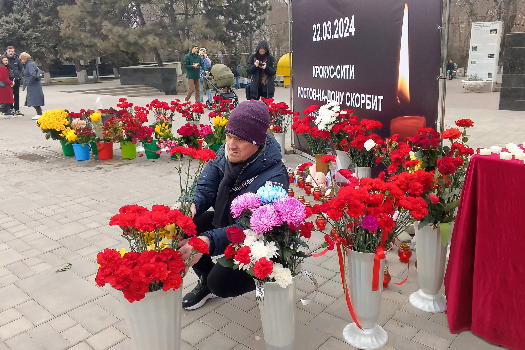Blumen für die Opfer des Anschlags in Rostow am Don