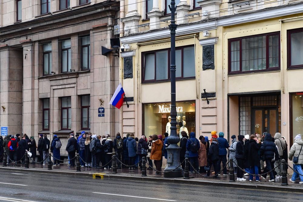 Menschen vor einem Wahllokal in Sankt Petersburg - die russische Opposition hat die Menschen dazu aufgerufen, am 17. März 2024 um die Mittagszeit in großer Zahl zur Wahl zu gehen und die Wahllokale zu stürmen