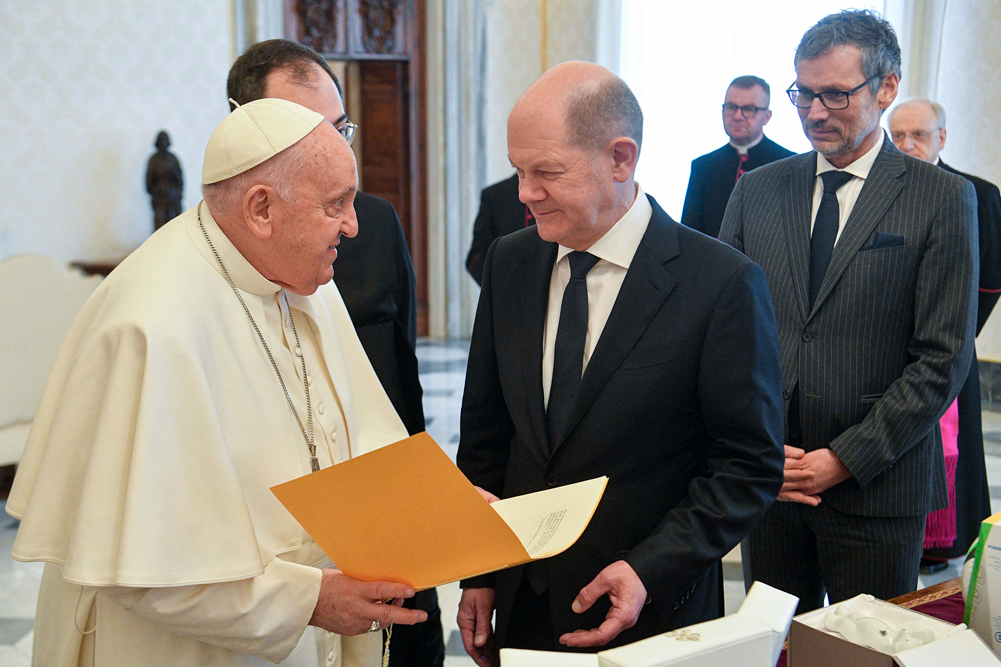 Papst Franziskus und Olaf Scholz/AFP (Bild: Vatican Media/AFP)