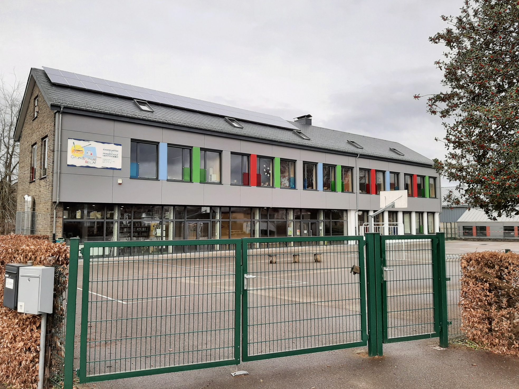 An der Schule in Recht soll der Ankauf eines Schulcontainers mehr Platz schaffen für den Kindergarten (Bild: Stephan Pesch/BRF)
