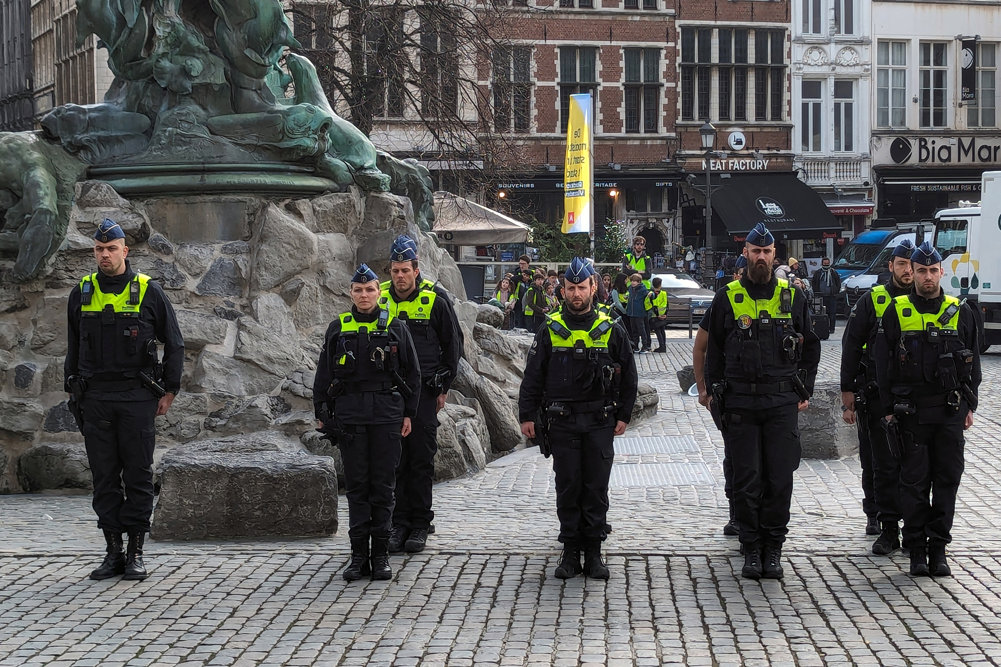 In Antwerpen haben Polizisten bereits am Mittwoch dem getöteten Kollegen bei einer Schweigeminute gedacht