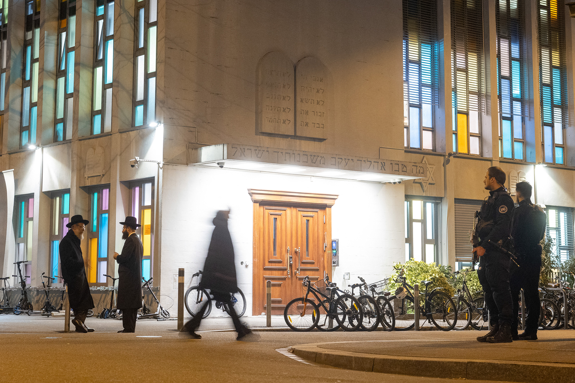 Polizisten stehen vor der Synagoge Agudas Achim in Zürich Wache (Bild: Arnd Wiegmann/AFP)