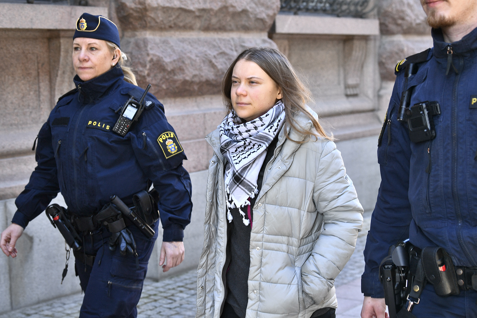 Greta Thunberg nach Protest von Polizei abgeführt (Bild: Samuel Steen/TT News Agency/AFP)