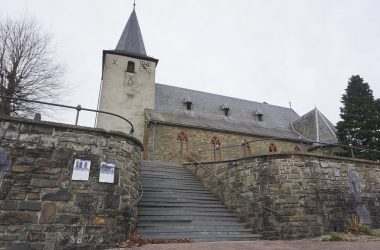 Die Treppe zum Kirchenbering Meyerode