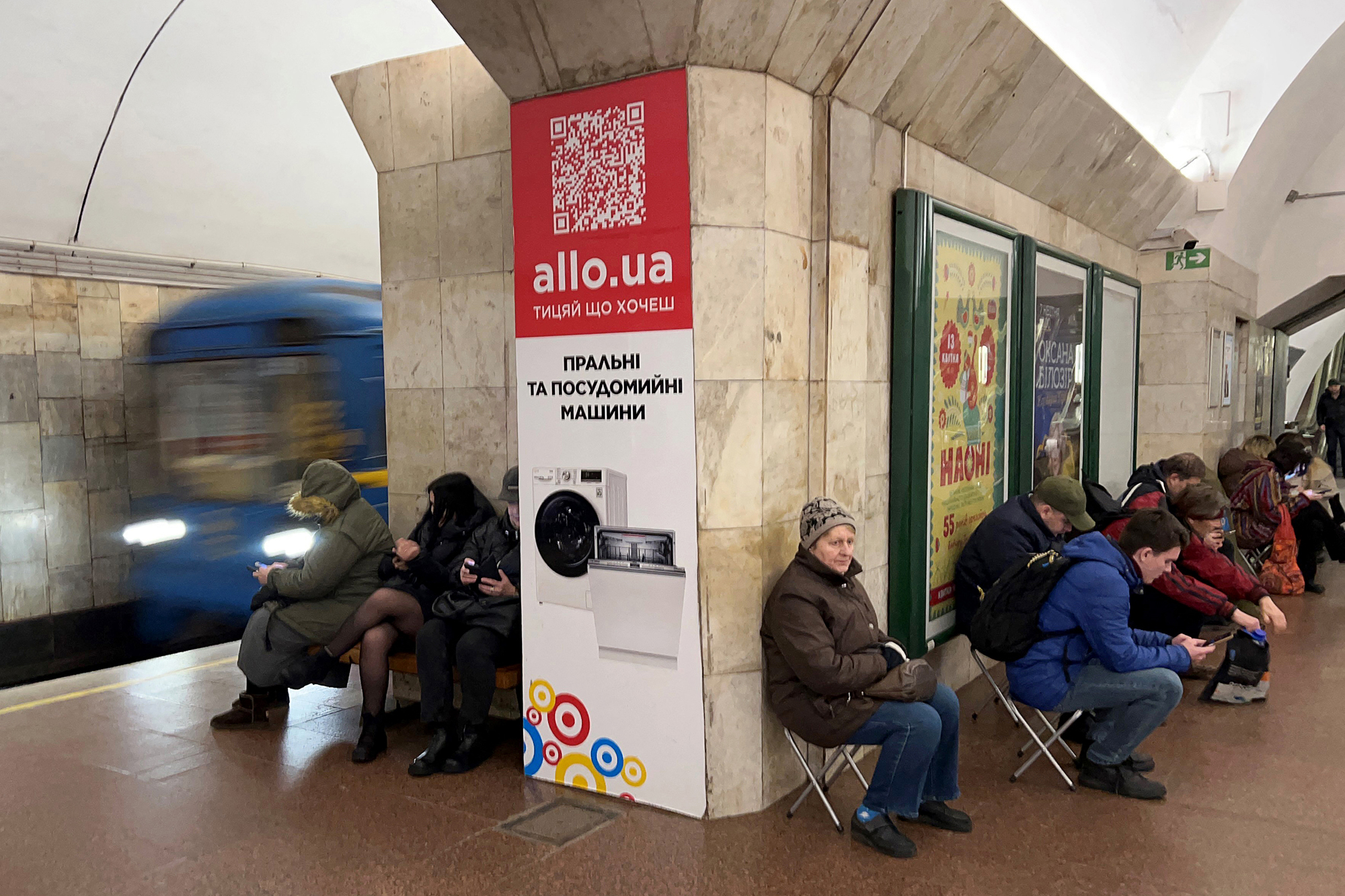 Menschen suchen Schutz in einer unterirdischen Metrostation während eines Luftangriffsalarms in Kiew