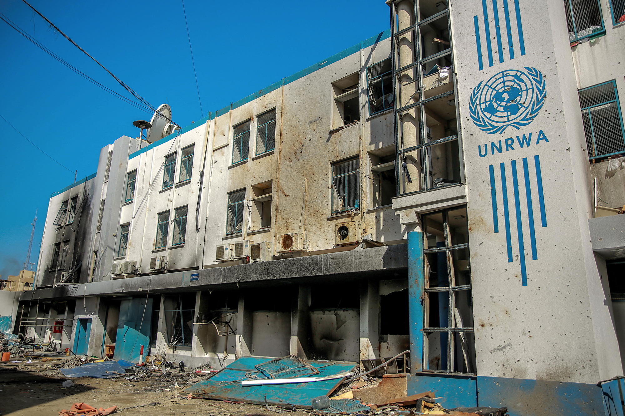 Der beschädigte Hauptsitz des Hilfswerks der Vereinten Nationen für Palästinaflüchtlinge (UNRWA) in Gaza-Stadt (Bild: AFP)