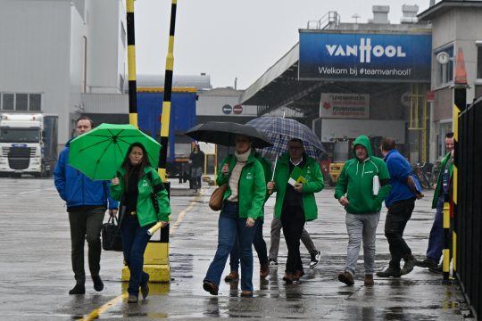 Mitarbeiter beim Busbauer Van Hool
