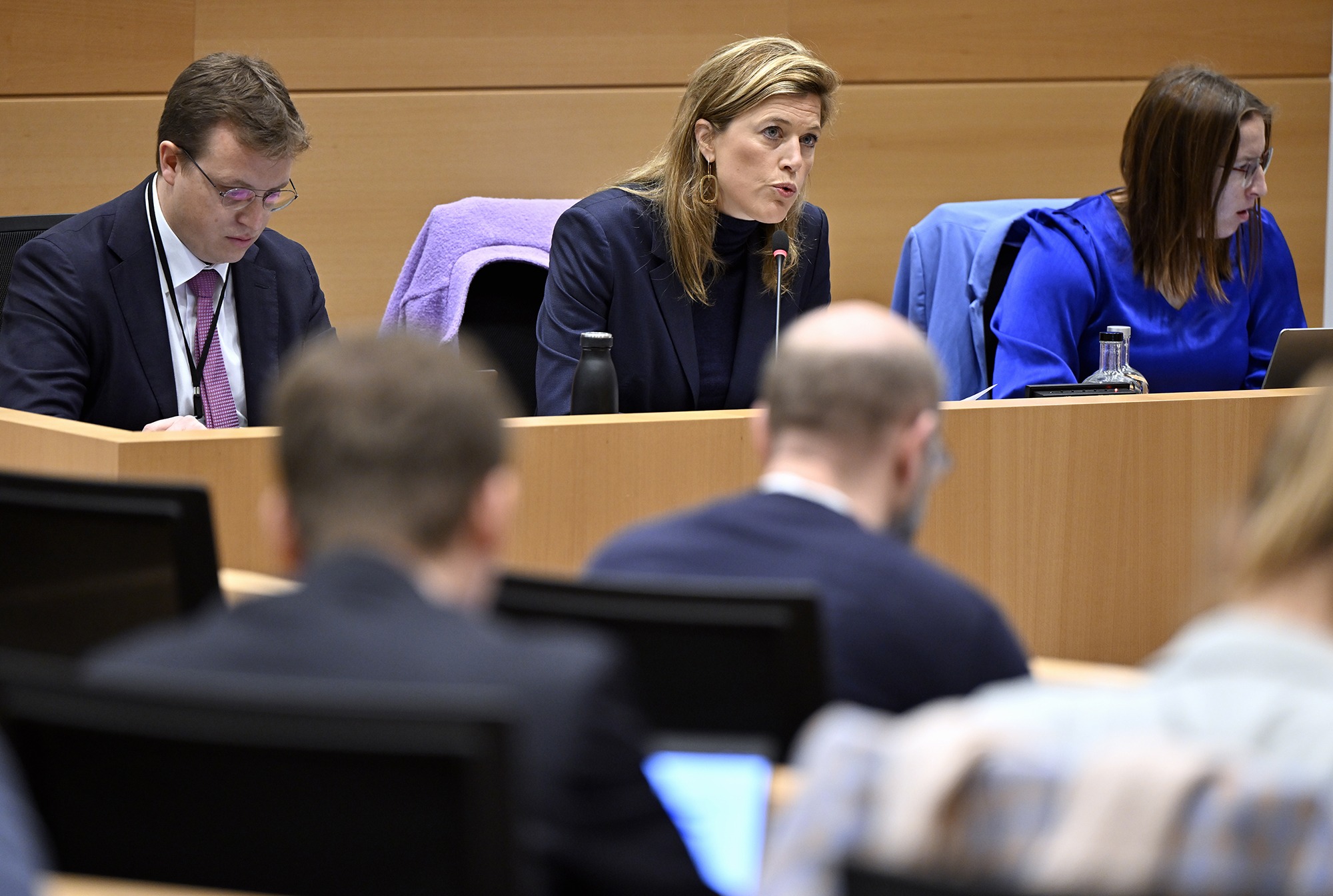 Innenministerin Verlinden (Mitte) musste sich am Mittwoch im Kammerausschuss für Inneres den Fragen der Abgeordneten stellen (Bild: Eric Lalmand/Belga)