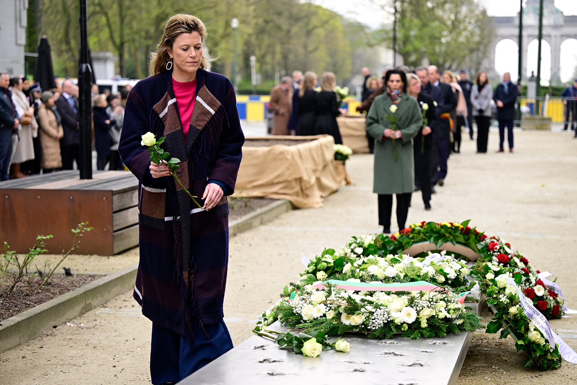 Innenministerin Annelies Verlinden legt eine weiße Rose an der Gedenkstätte ab