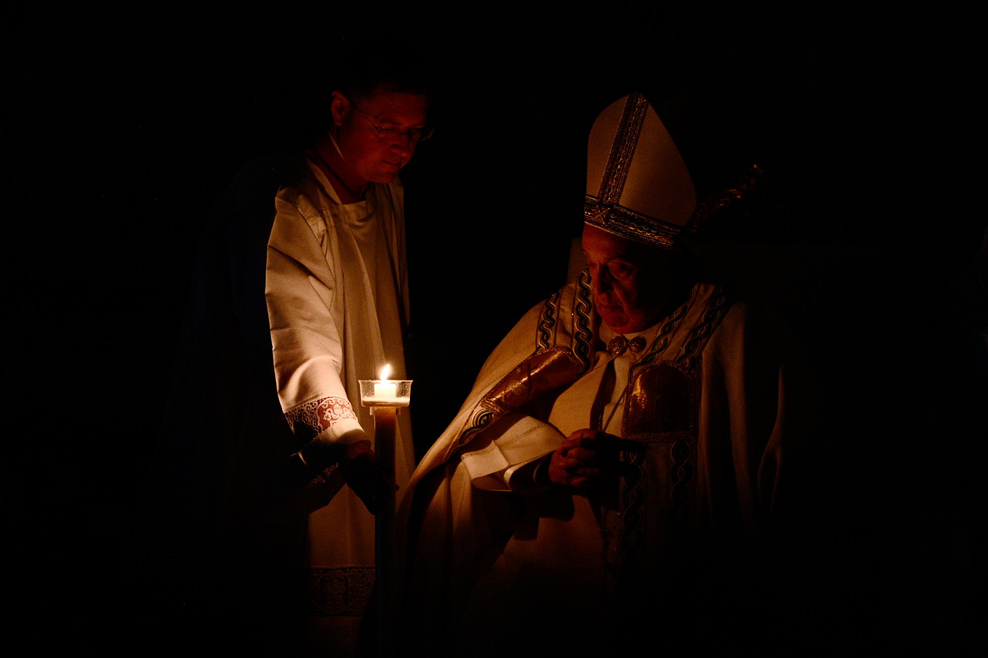 Papst Franziskus bei der Feier der Osternacht am Karsamstag