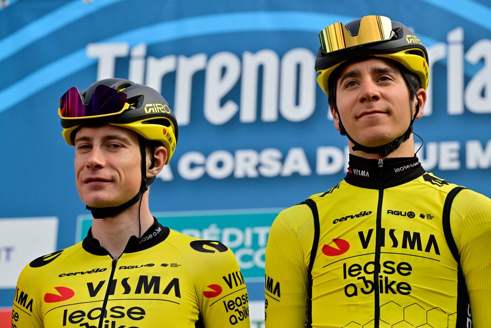 Jonas Vingegaard und Cian Uijtdebroeks vom Team Visma-Lease a Bike am 5. März beim Tirreno-Adriatico (Bild: Dirk Waem/Belga)