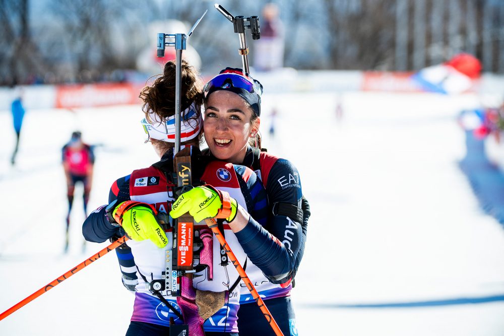 Lisa Vittozzi und Lou Jeanmonnot im Ziel