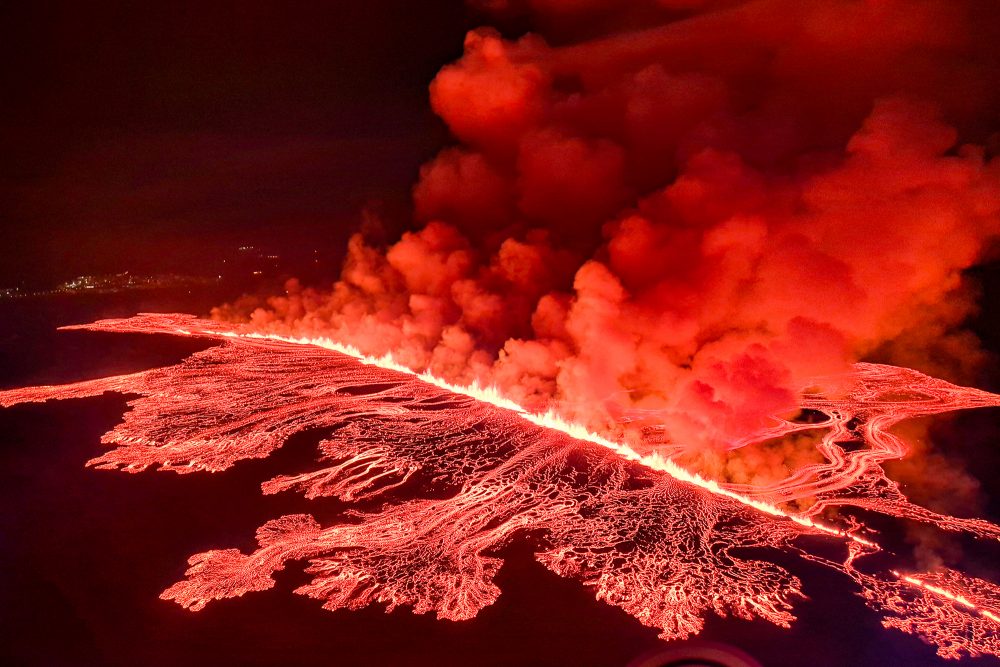 Dieses von der isländischen Küstenwache veröffentlichte Bild zeigt Rauchschwaden und fließende Lava am Rande der evakuierten Stadt Grindavik im Westen Islands