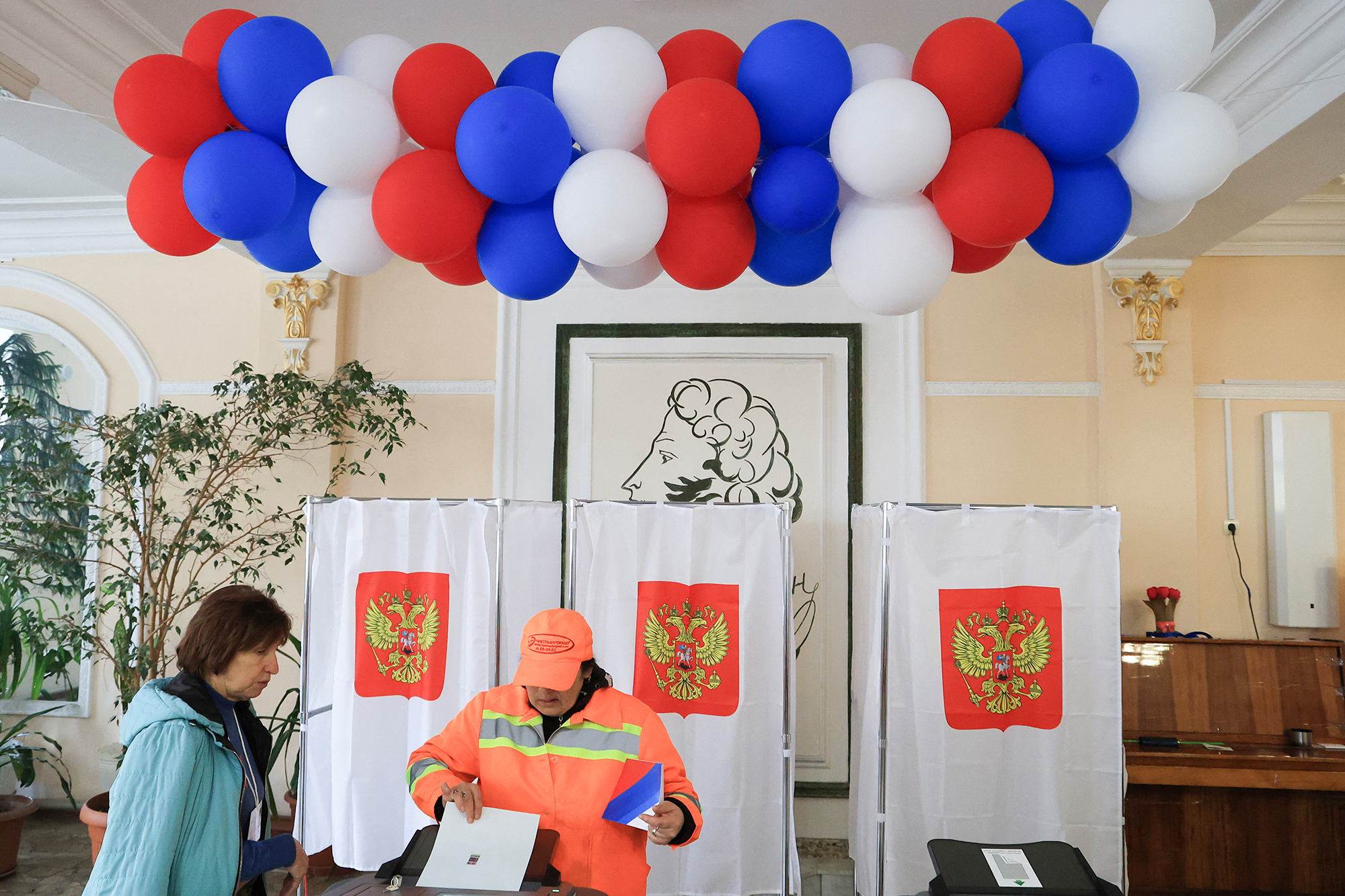 Eine Frau gibt ihre Stimme während der russischen Präsidentschaftswahlen in einem Wahllokal in Sewastopol auf der Krim ab