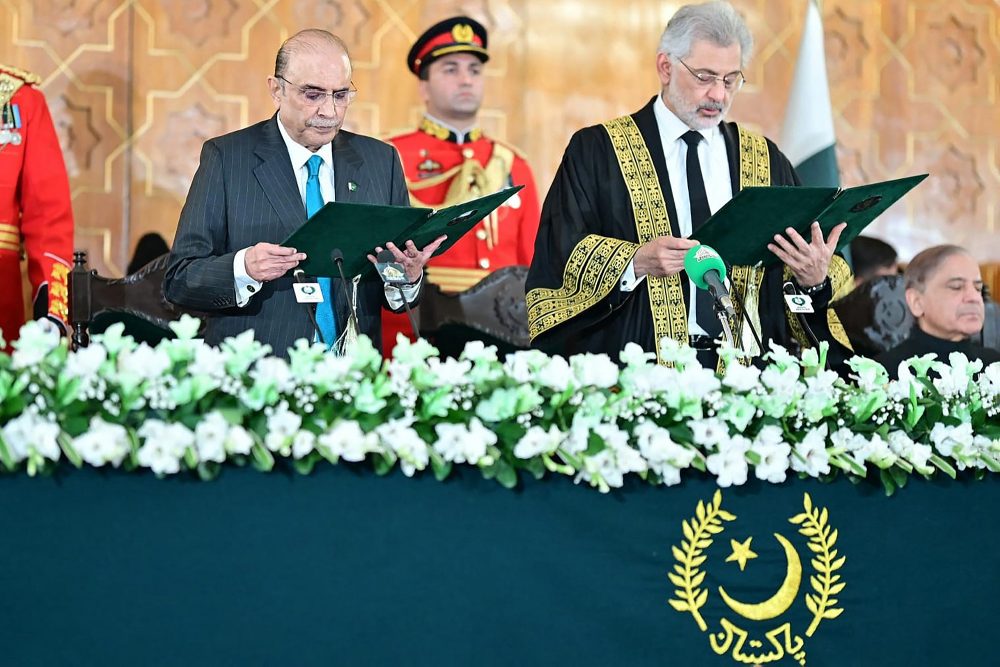 Zardari (l.) bei seiner Vereidigung als neuer Präsident Pakistans (Bild: Pakistan President House/AFP)